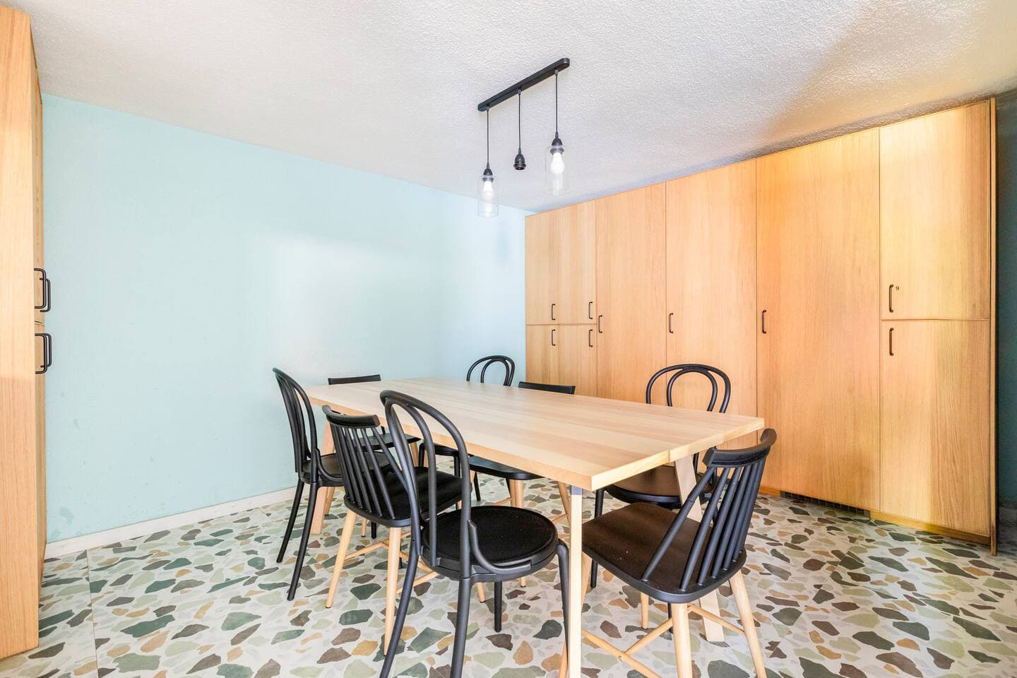 Comedor, con mesa para todos los huéspedes